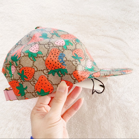 NWT Authentic GUCCI Strawberry Prints Monogram Cap Natural Strawberry Color - Picture 5 of 9